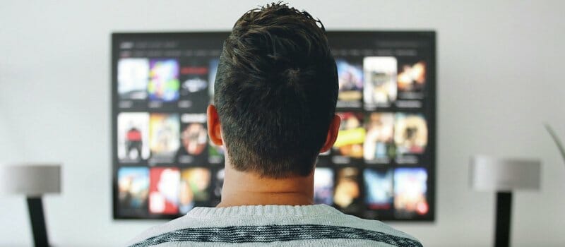 Privacidade na internet: homem assistindo a Netflix.