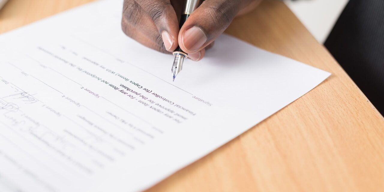 Procuração ad judicia et extra : o que significa e como usá-la?